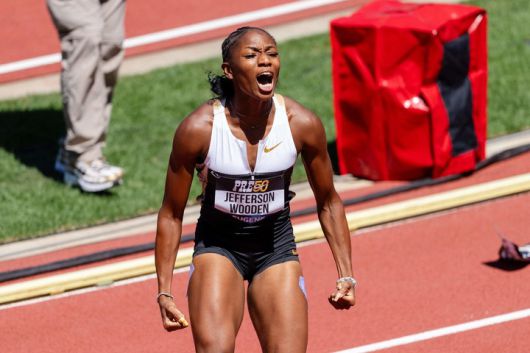 2025년 7월 5일, 미국 오리건주 유진의 헤이워드 필드에서 열린 프리폰테인 클래식 여자 100m 경기에서 우승한 미국의 멀리사 제퍼슨-우든이 환호하고 있다. (