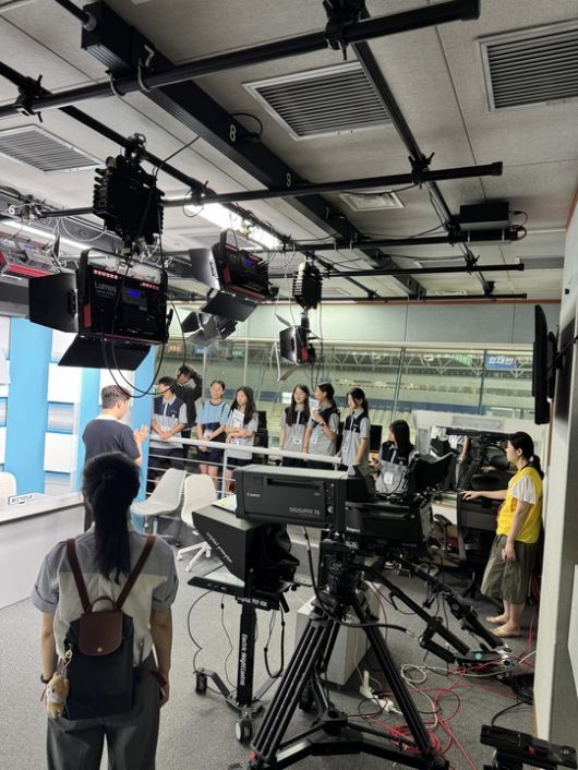 방송 전문가 직업 체험 교실에 참가한 학생들이 광명스피돔 스튜디오에서 뉴스 진행 체험을 하고 있다.(사진 국민체육진흥공단 제공)