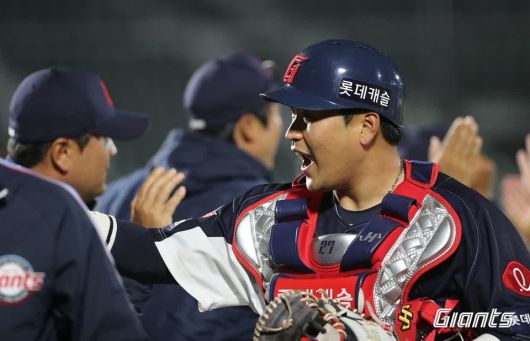 롯데 포수 유강남이 9회말 극적인 역전 끝내기 투런 홈런을 날려 승리를 이끌었다. [롯데 자이언츠 제공]
