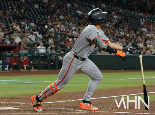 (이정후가 타격 후 자신의 타구를 바라보고 있다)