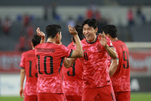 이동경 득점에 기뻐하는 김봉수