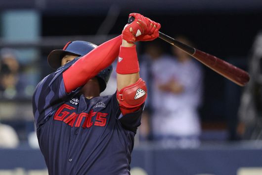 롯데 유강남은 3회 좌월 솔로 아치와 6회 밀어내기 몸 맞는 공으로 친정팀에 승리했다. [연합뉴스]