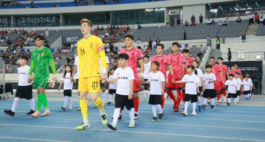 7일 용인미르스타디움에서 열린 한국과 중국의 경기. 그라운드에 입장하는 선수들 뒤로 빈 자리가 많이 보인다.