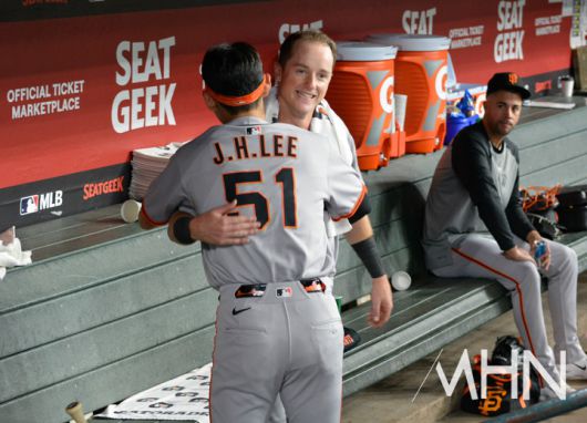 (이정후는 더그아웃에서 동료들과의 관계도 매우 돈독하다)