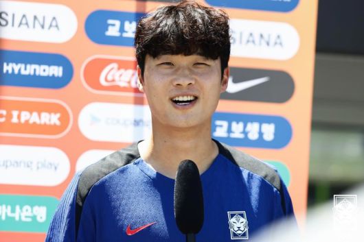 인터뷰하는 김태현의 모습