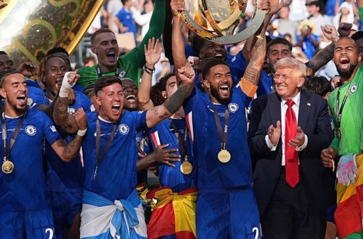트럼프 대통령과 함께 트로피 세리머니를 하는 첼시 선수단