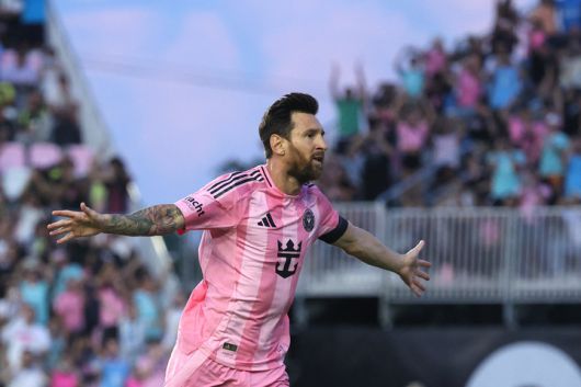 MLS의 인터 마이애미와 내슈빌 SC 경기에서 리오넬 메시가 팀의 첫 골을 넣은 뒤 세리머니를 펼치고 있다.