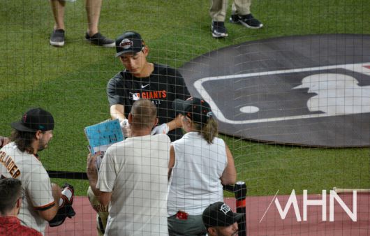 (이정후가 경기 전 팬들의 사인요청에 친절하게 응해주고 있다)