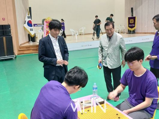 이세돌 국수가 학생들의 승부를 유심히 지켜보고 있다.(사진 MHN 엄민용 선임기자)