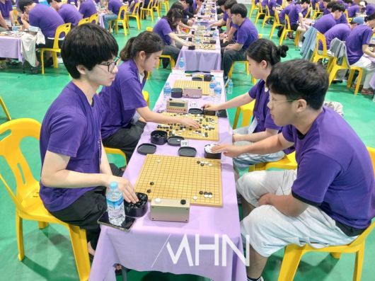 대학생들이 신안군의 대표 색깔인 보라색 옷을 입고 한 판의 승부를 벌이고 있다.(사진 MHN 엄민용 선임기자)