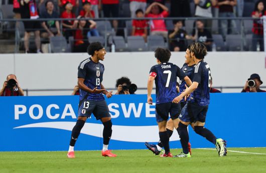 15일 경기도 용인미르스타디움에서 열린 2025년 동아시아축구연맹(EAFF) E-1 챔피언십(동아시안컵) 남자부 최종 3차전 한국과 일본의 경기. 일본 저메인 료가 득점 후 동료들과 함께 기뻐하고 있다.