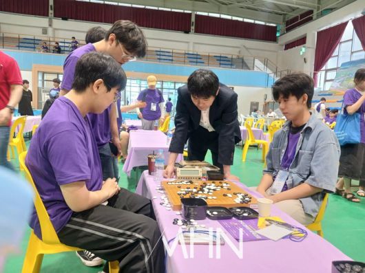 이세돌 국수가 승부가 끝난 바둑을 학생들과 함께 복기하며 한 수 ‘훈수’하고 있다.(사진 MHN 엄민용 선임기자)