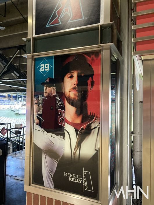 (체이스 필드 내에 전시되어 있는 켈리 사진)