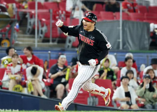 23일 광주기아챔피언스필드에서 열린 프로야구 LG 트윈스와 KIA 타이거즈의 경기. LG 문보경이 연장 10회초에 투런홈런을 터뜨리고 홈인하며 환호하고 있다. 2025.7.23