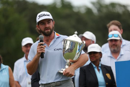 2025년 8월 3일, 미국 노스캐롤라이나주 그린즈버러 – 카메론 영이 윈덤 챔피언십 골프대회 최종 라운드를 마친 후 샘 스니드 컵을 들고 관중들에게 인사를 전하고 있다.