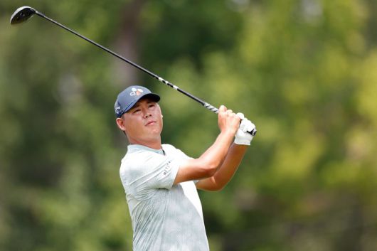 미국 노스캐롤라이나주 그린즈버러 – 2025년 8월 1일, 대한민국의 김시우가 2025 윈덤 챔피언십 2라운드에서 세지필드 컨트리클럽 11번 홀 티샷을 하고 있다.