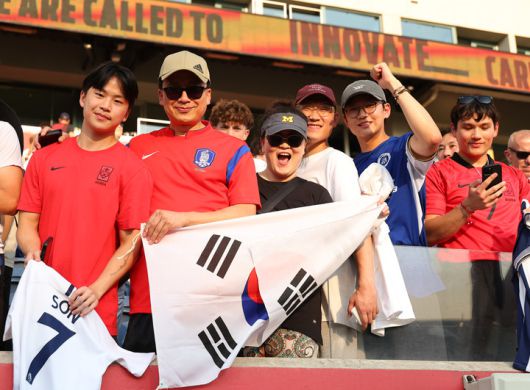 (손흥민의 MLS 데뷔전을 보기 위해 다수의 한국인이 10일 태극기를 들고 시카고 경기장을 찾았다)