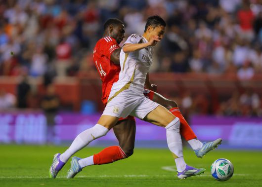 (손흥민이 10일 경기에서 상대팀 페널티박스 안으로 공을 몰고 달려가고 있다)