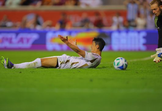 (손흥민이 주심을 향해 수신호로 '페널티킥이 아니냐'고 어필하고 있다)