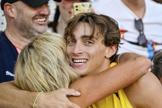 2025년 8월 12일 화요일, 헝가리 부다페스트에 위치한 국립육상경기장에서 열린 제15회 귈라이 이슈트반 메모리얼 육상 헝가리 그랑프리 남자 장대높이뛰기 결승에서 스웨덴의 아르만두 두플란티스가 우승을 확정짓고 환호하고 있다. (사진=MTI/타마시 바슈바리, AP 제공)