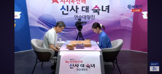 유창혁 9단(왼쪽)과 김은지 9단이 대국에 앞서 인사를 하고 있다.(사진 바둑TV 캡처)