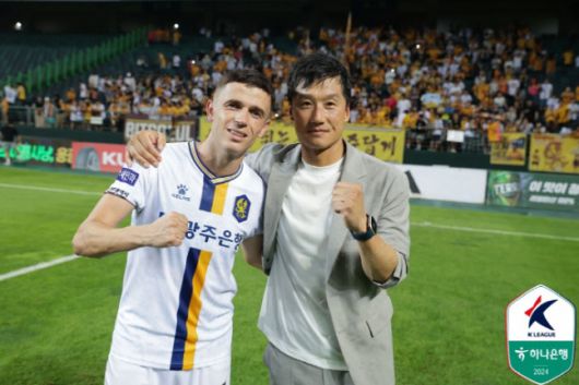 광주FC 아사니와 이정효 감독의 모습