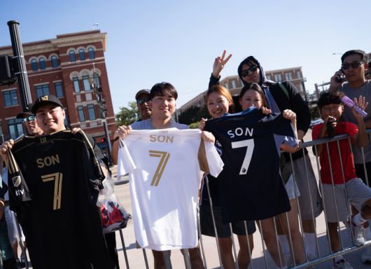 손흥민을 응원하는 팬들