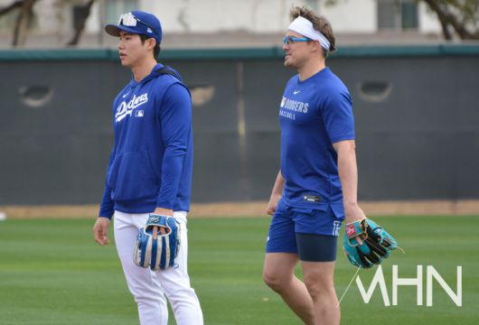 (김혜성(왼쪽)과 키케 에르난데스가 함께 수비훈련을 하고 있다)