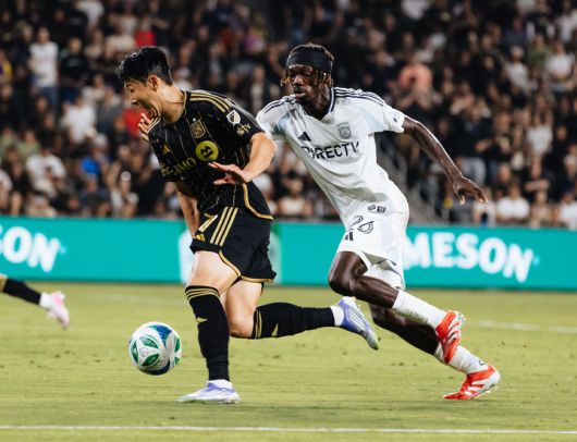 (빠른 돌파력으로 상대팀 수비수들을 바쁘게 만든 손흥민의 모습)