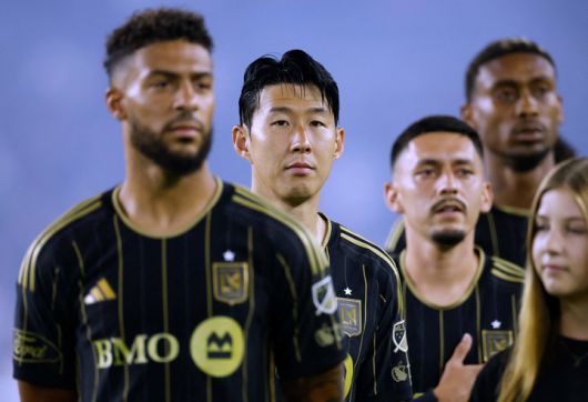 미국 캘리포니아주 로스앤젤레스의 BMO 스타디움에서 2025년 8월 31일 열린 샌디에이고 FC와의 경기에 앞서, 로스앤젤레스 FC의 손흥민(7번)이 국가 연주에 맞춰 서 있다.