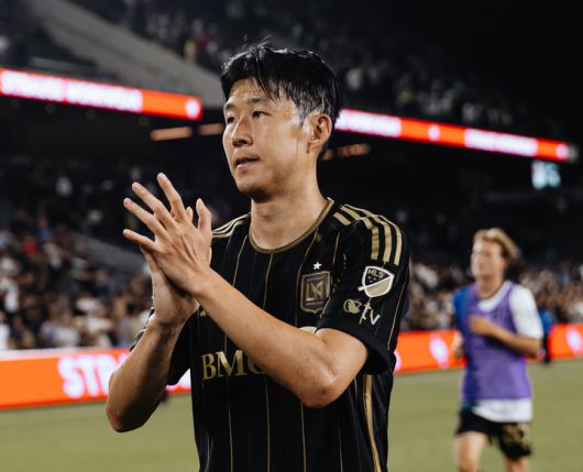 (경기가 끝난 뒤 필드를 떠나는 손흥민의 모습이 어둡다)