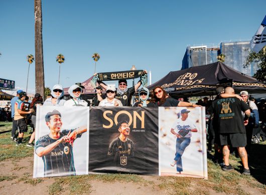 (이날 손흥민의 경기를 보기 위해 경기시작 2시간 전부터 다수의 한인 팬들이 경기장에 모여 들었다)