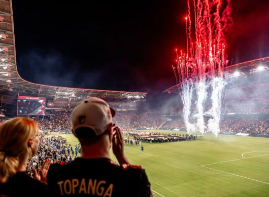 (경기시작 전 행사를 하는 LF FC 홈구장 모습)