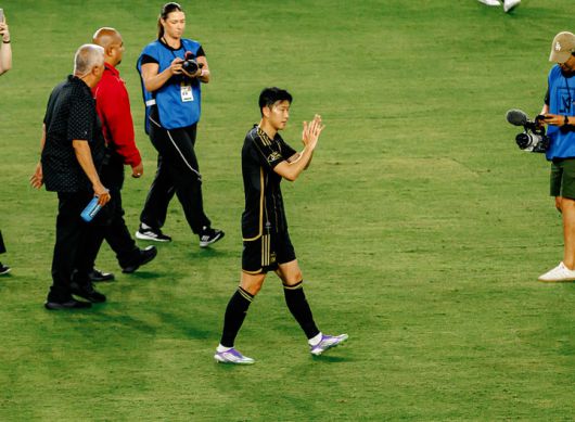 (경기가 끝난 뒤 손흥민이 관중석을 향해 팬들에게 감사의 뜻을 전하며 필드를 떠나고 있다)