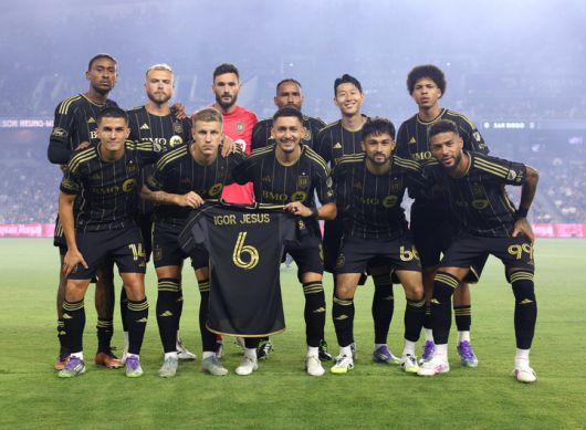 (손흥민이 경기전 동료들과 함께 기념촬영을 하고 있다)