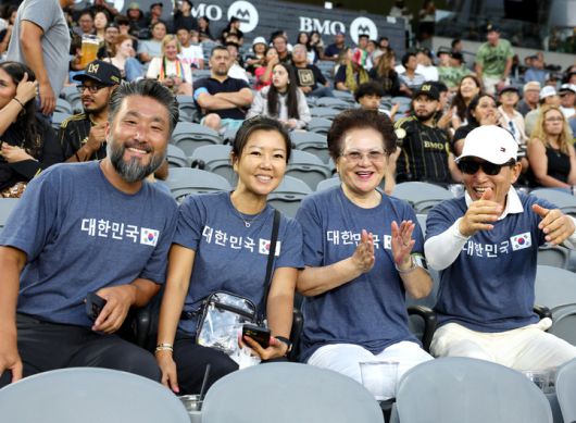 (손흥민을 보기 위해 맞춤 티셔츠를 차려 입은 가족의 모습도 보기 좋다)
