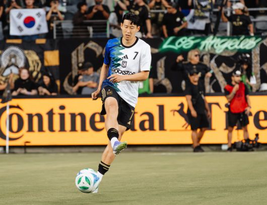 (손흥민이 경기 전 스트레칭을 하며 가볍게 슈팅을 해보고 있다)