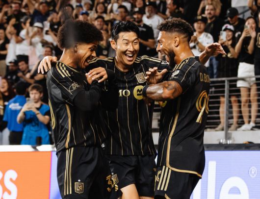 (손흥민이 선취골을 넣은 팀동료 데니스 부앙가(오른쪽)를 축하해 주고 있다)