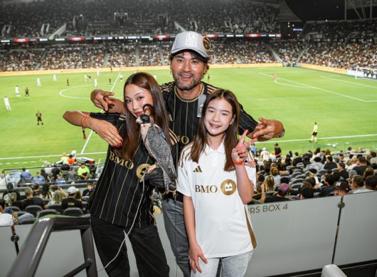 (미국 LA에 삶의 터전이 있는 박찬호도 두 딸과 함께 손흥민의 경기를 보러 왔다)