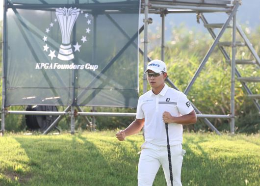 정태양이 4일 열린 KPGA 파운더스컵 1라운드에서 버디를 잡고 기뻐하고 있다.