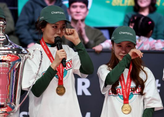 23-24시즌 우승 후 울음을 터뜨린 하나카드 김가영-김진아
