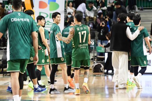 8일 창원 LG와 경기에서 승리한 뒤 기뻐하는 원주 DB 선수들
