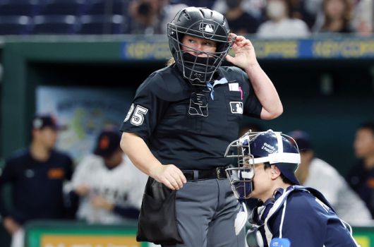 15일 일본 도쿄돔에서 펼쳐진 한국과 일본의 평가전에 주심으로 나선 젠 파월 심판