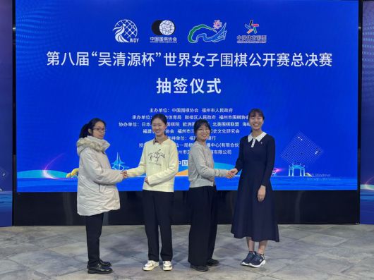 오청원배 4강에 진출한 김은지 9단(왼쪽에서 두 번째)과 최정 9단(왼쪽에서 세 번째)이 상대 선수와 악수하고 있다.(사진 한국기원 제공)