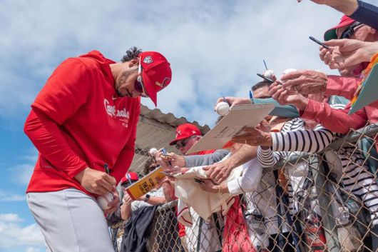 (세인트루이스 시절의 아레나도가 스프링캠프에서 팬들의 사인요청에 대응해 주고 있다)