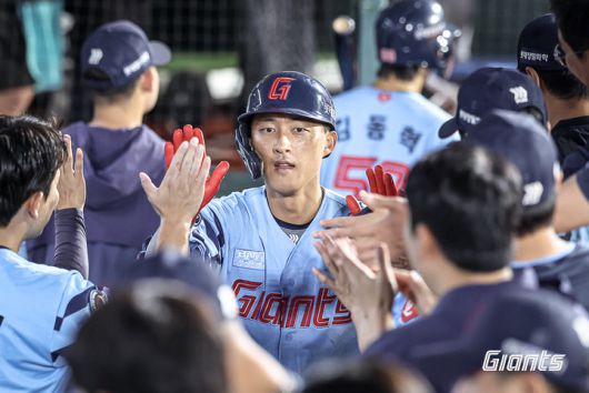 노진혁(가운데)