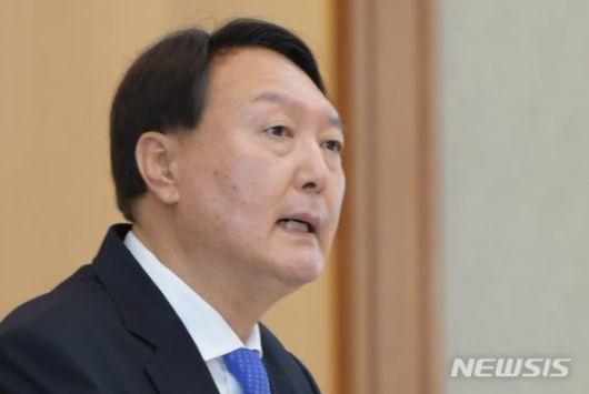 [서울=뉴시스] 조수정 기자 =윤석열 검찰총장이 3일 오후 서울 서초동 대검찰청에서 열린 신임 검사 신고식에서 발언하고 있다. 이날 윤 총장은 '법은 누구에게나 공평하게 적용되고 집행돼야 한다. 특히 부정부패와 권력형 비리는 국민 모두가 잠재적 이해 당사자와 피해자라는 점을 명심하고 어떤 경우에도 외면하지 않고 당당히 맞서 국민으로부터 위임받은 법 집행 권한을 엄정히 행사해야 한다'고 발언했다. (사진=대검찰청 제공) 2020.08.03. photo@newsis.com /사진=뉴시스