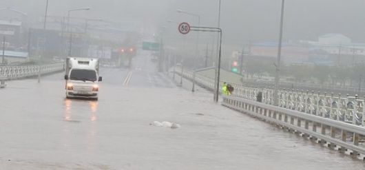 ▲ 7일 오전 부산 기장군 정관읍 신단로가 100미터 침수돼 통제됐다. 예림교에선 탑차 1대가 침수되기도 했다.