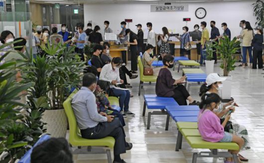 9일 서울 중구 서울지방고용노동청에서 구직자들이 실업급여 설명회를 듣기 위해 기다리고 있다. 통계청이 9일 발표한 '8월 고용동향'에 따르면 지난달 취업자 수는 2천708만5천명으로, 1년 전보다 27만4천명 감소했다. IMF이후 22년 만에 최대 감소폭을 기록했다. 사진=박범준 기자