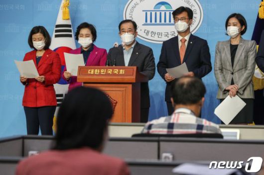 (서울=뉴스1) 성동훈 기자 = 박성중 의원 등 과학기술정보방송통신위원회 국민의힘 소속 의원들이 9일 오전 서울 여의도 국회 소통관에서 '포털 통제,거짓 해명 윤영찬 의원 과방위 사보임 및 의원직 사퇴 촉구 기자회견'을 하고 있다. 2020.9.9/뉴스 /사진=뉴스1화상